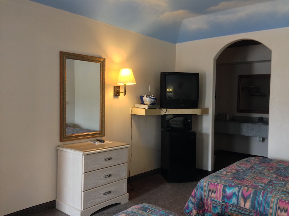Camelot Inn & Suites Highway 290 NW Freeway - photo 6