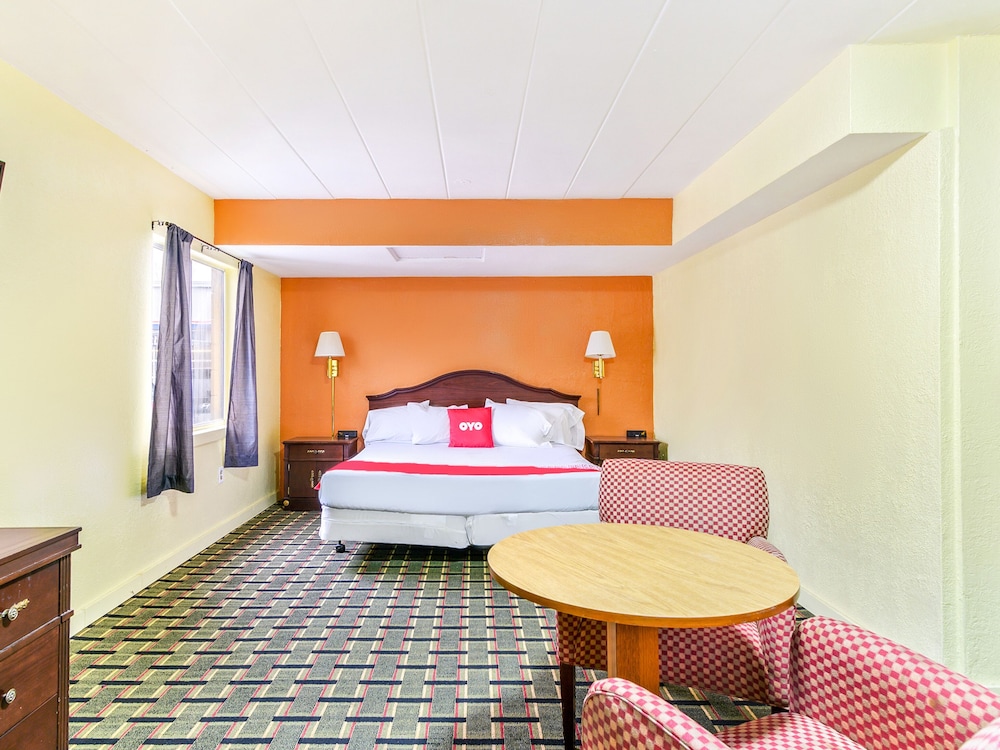 OYO Hotel Downtown Peoria I 74 - photo 10