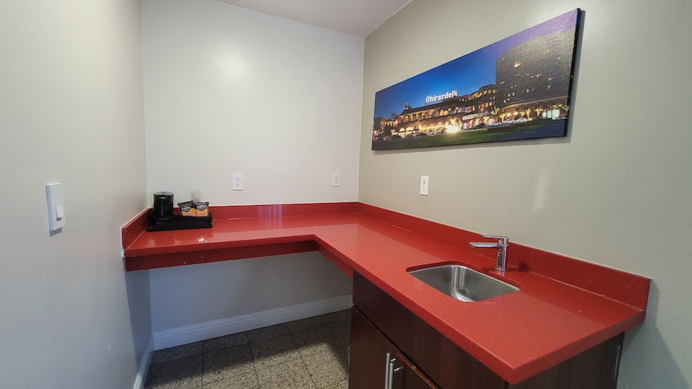 Presidio Parkway Inn - photo 17