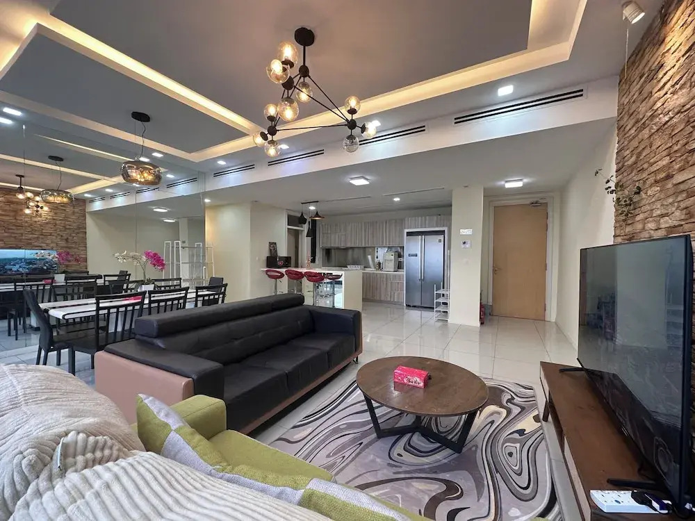Skyline Luxe 4BR Retreat with En suite Icon City — 4-Star Luxury Hotel in Petaling Jaya, Malaysia