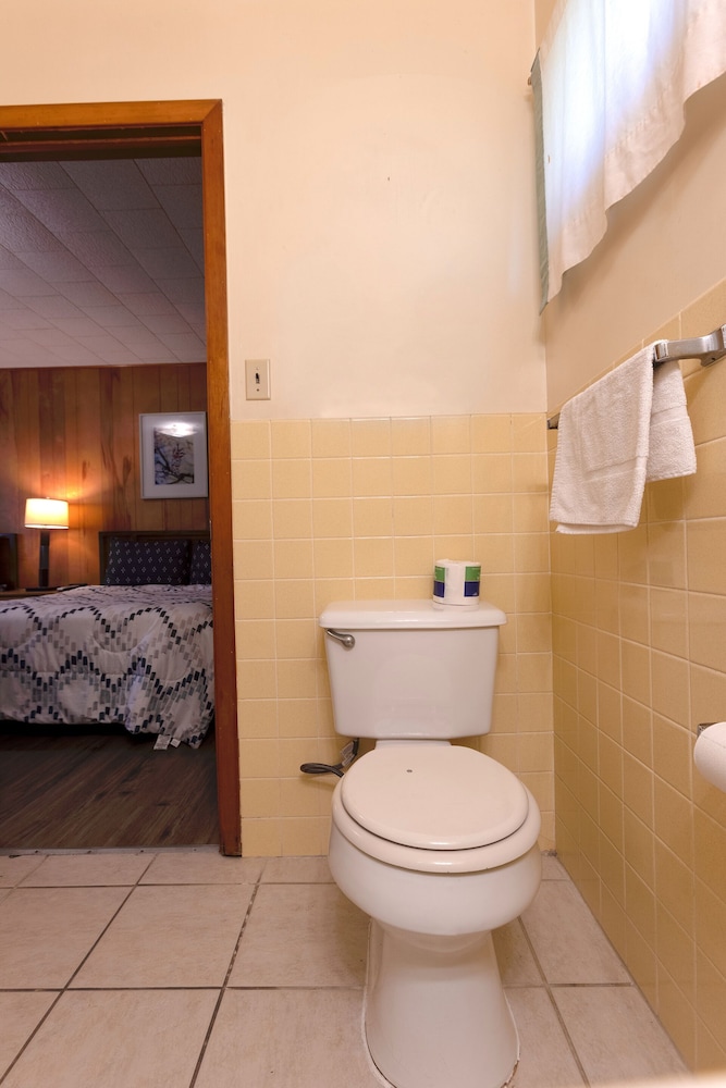 Parkside Motel by OYO Meadville Conneaut Lake - photo 48