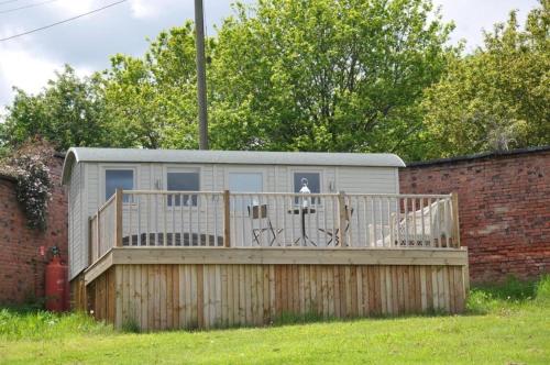 Shepherd S Hut At Cefn Tilla Court — Usk