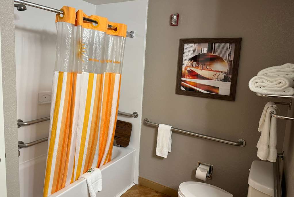 La Quinta Inn & Suites by Wyndham Bannockburn Deerfield - photo 24
