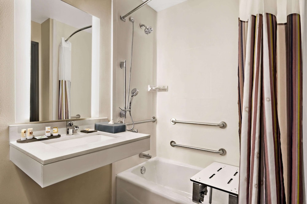 La Quinta Inn & Suites by Wyndham San Bernardino - photo 30