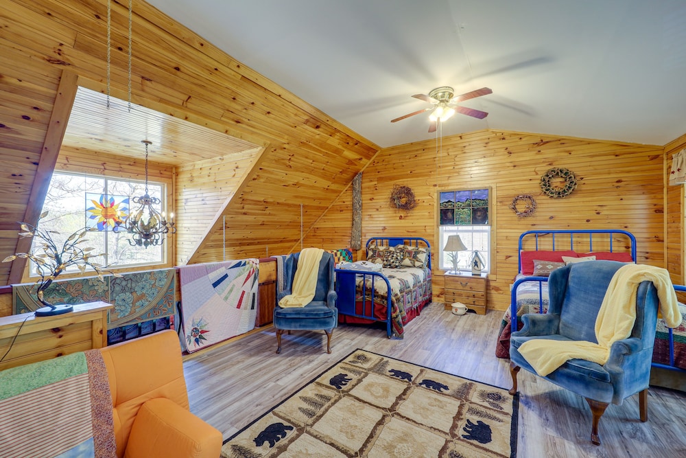 North Carolina Getaway w Covered Porches & Patio — hotel in Burnsville