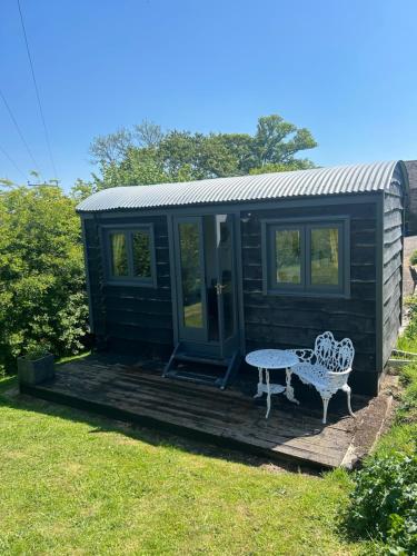 Rhodes To Serenity Mermaid Shepherds Hut in Stoke-On-Trent, United Kingdom