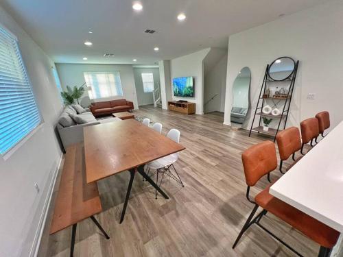Modern Lux Home Near Disneyland And In The Heart Of OC — 4-Star Luxury Hotel in Santa Ana, United States