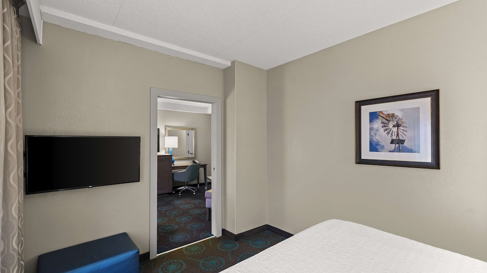 Hampton Inn Bloomington - photo 19