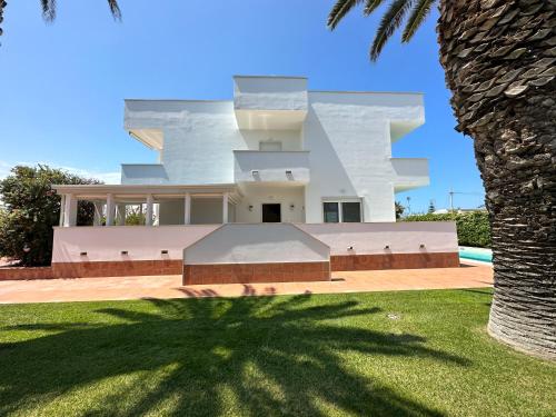 Villa Antonia sul mare con piscina Torre a mare — 4-Star Luxury Hotel in Bari, Italy