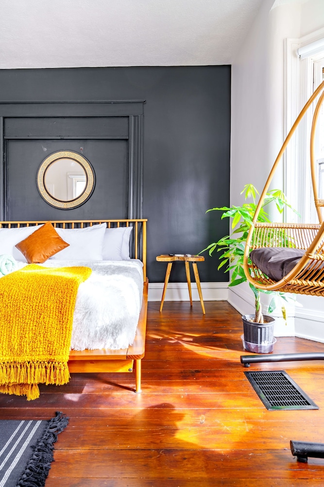 NEW Luxe Pet Friendly Free Parking Downtown in Chillicothe, United States