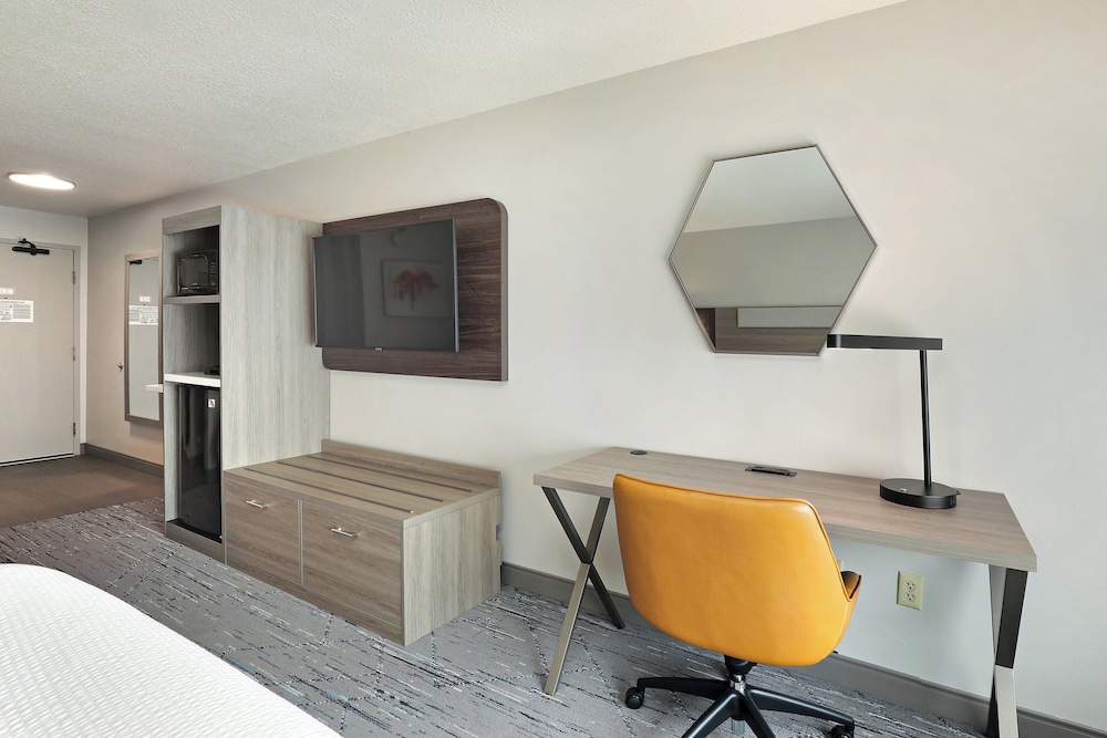 Holiday Inn Express & Suites New Berlin by IHG - photo 13