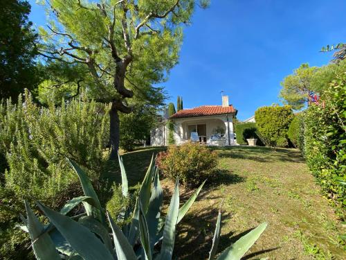 Villa trilocale CON SPIAGGIA E PISCINA incluse Taunus Vacanze Villa Primule — 4-Star Luxury Hotel in Numana, Italy