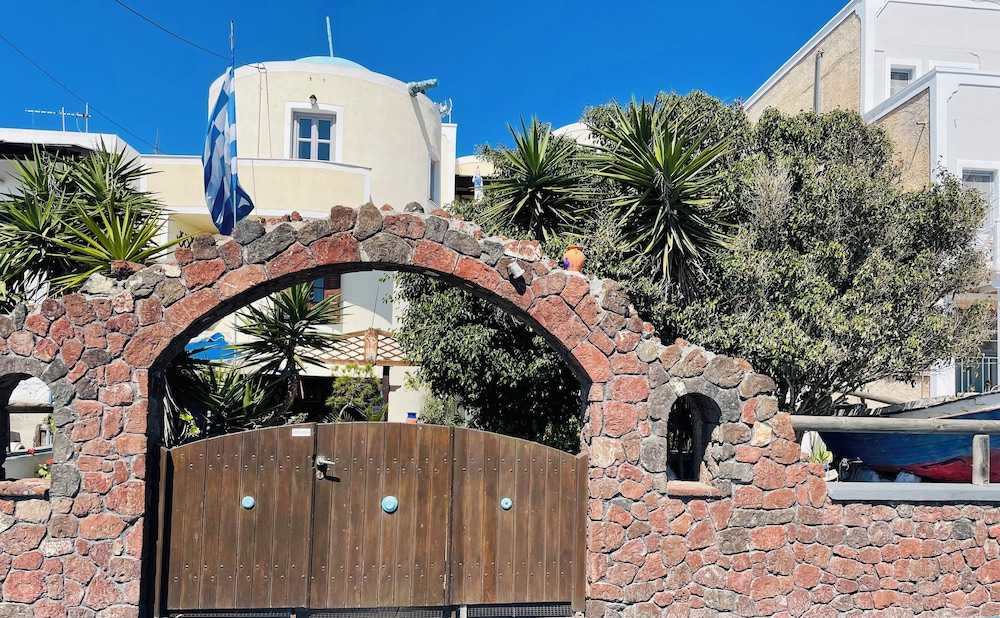 Argonaftes - carbon neutral hotel in Fira