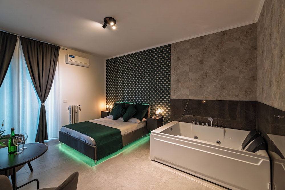 Luxury Jacuzzi Suites Rome You Rhome — 4-Star Luxury Hotel in Rome, Italy