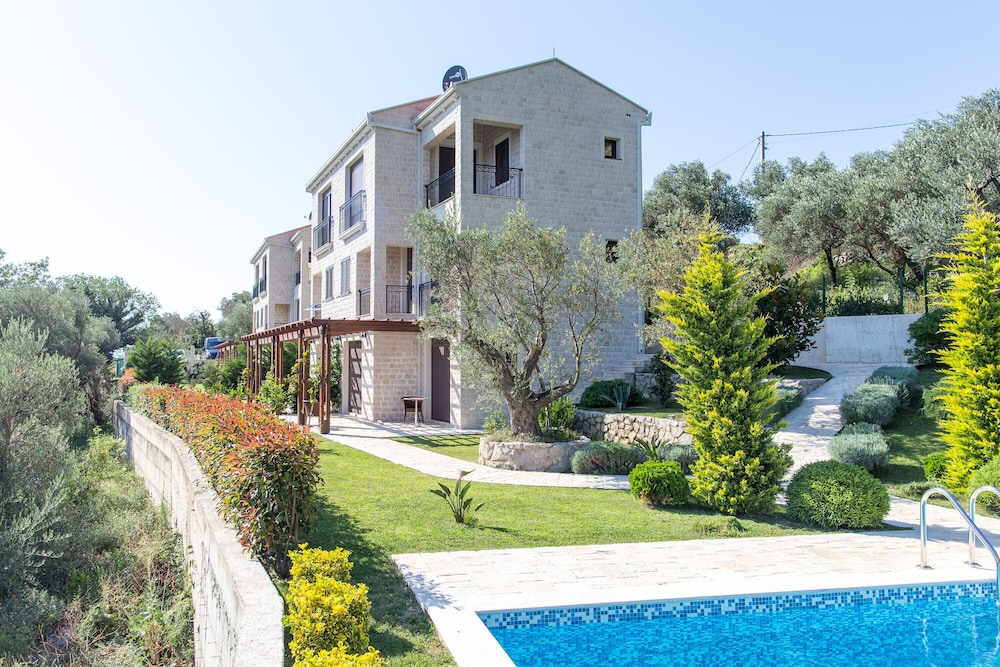 Townhouse Virginia — 4-Star Luxury Hotel in Petrovac Na Moru, Montenegro