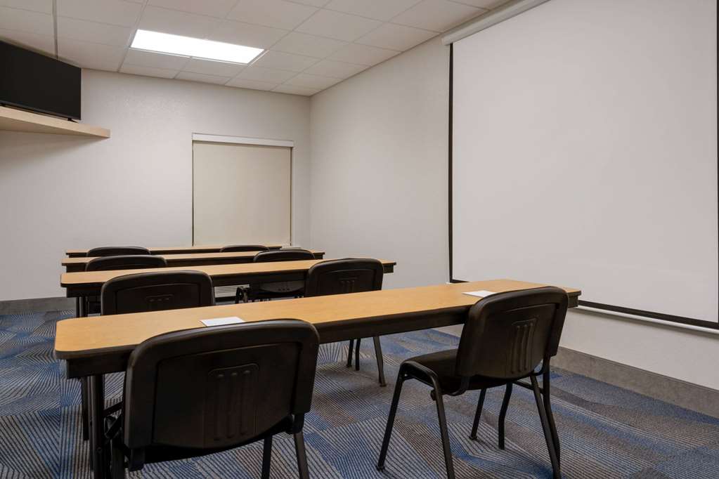 La Quinta Inn & Suites by Wyndham Stephenville - photo 52