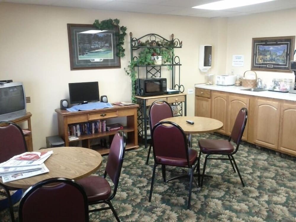 Oakwood Inn and RV Park - photo 2