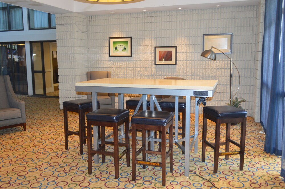 North Baltimore Plaza Hotel - photo 6