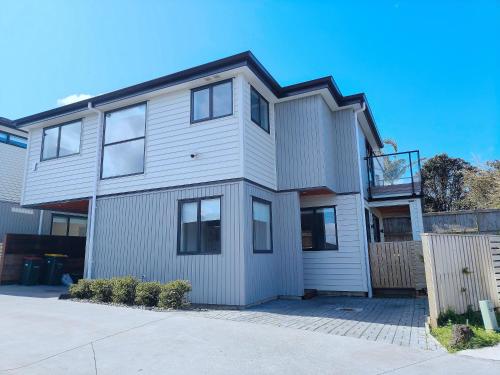 Stylish Family Retreat in Hillcrest Spa 4 Bedroom and Playroom — 4-Star Luxury Hotel in Auckland, New Zealand
