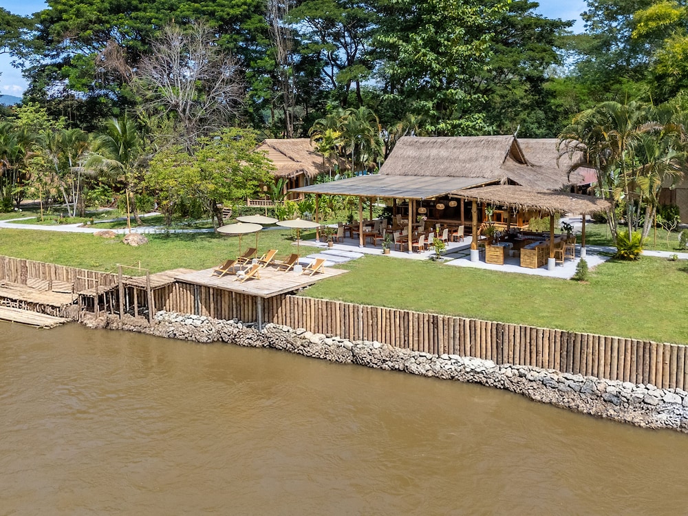 The Riverfront Reserve - carbon neutral hotel in Pai