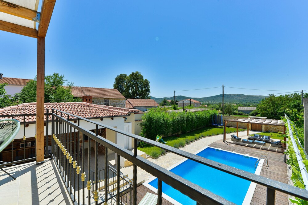 Stone villa with pool — 4-Star Luxury Hotel in Galovac, Croatia
