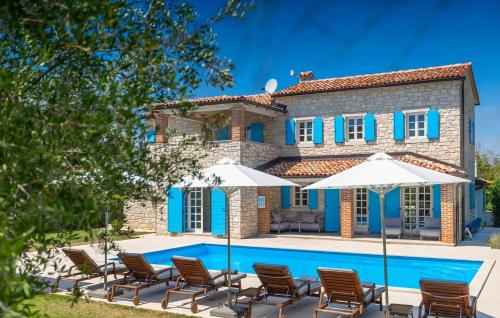 Rustic villa Marijanin Vrt with pool in Tinjan — 4-Star Luxury Hotel in Tinjan, Croatia