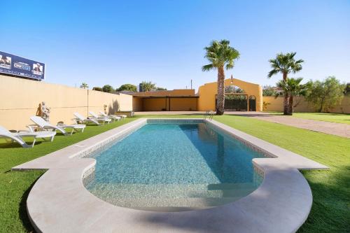 Villa Juani — 4-Star Luxury Hotel in Chiclana De La Frontera, Spain
