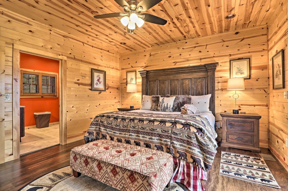 Woodsy Retreat with Fire Pit And Resort Amenities - photo 10