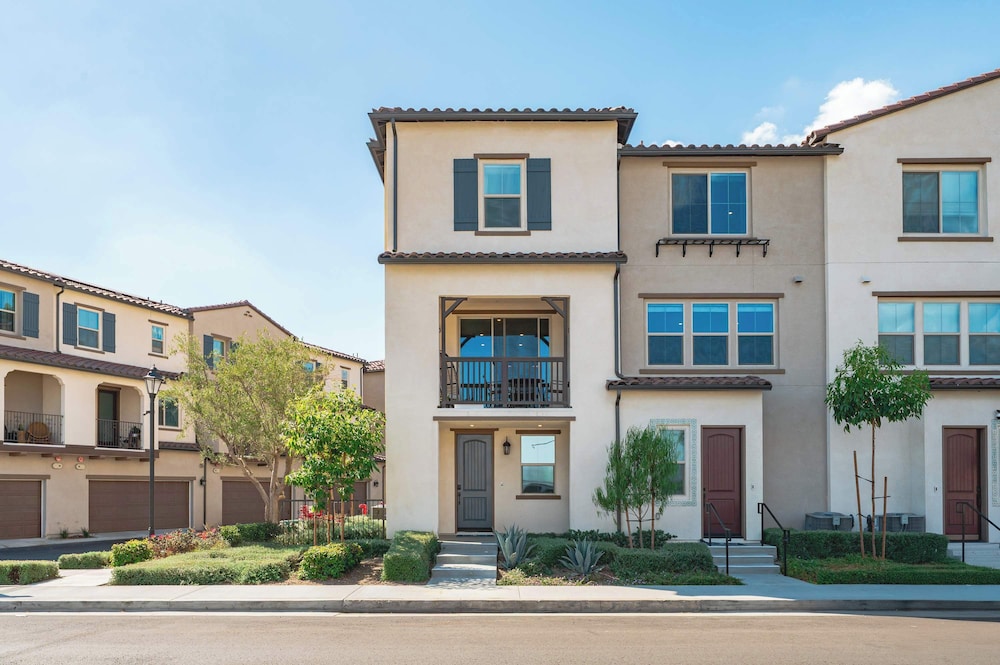 Designer 3BR El Monte Retreat Near Dtla Pasadena in El Monte, United States