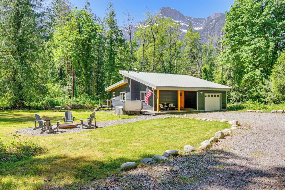 Deck Hot Tub & Views: Sleek Getaway in Index — hotel in Gold Bar