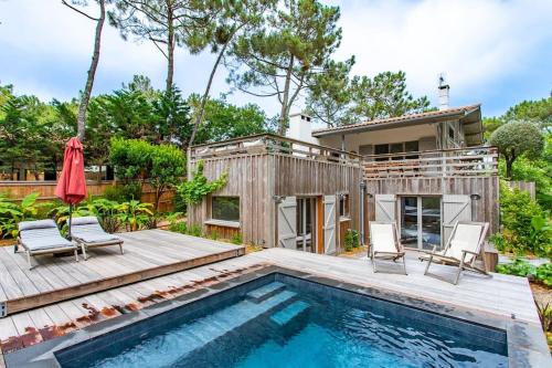 Villa avec piscine chauffée à la pointe — 4-Star Luxury Hotel in Saint-Hilaire-De-Villefranche, France