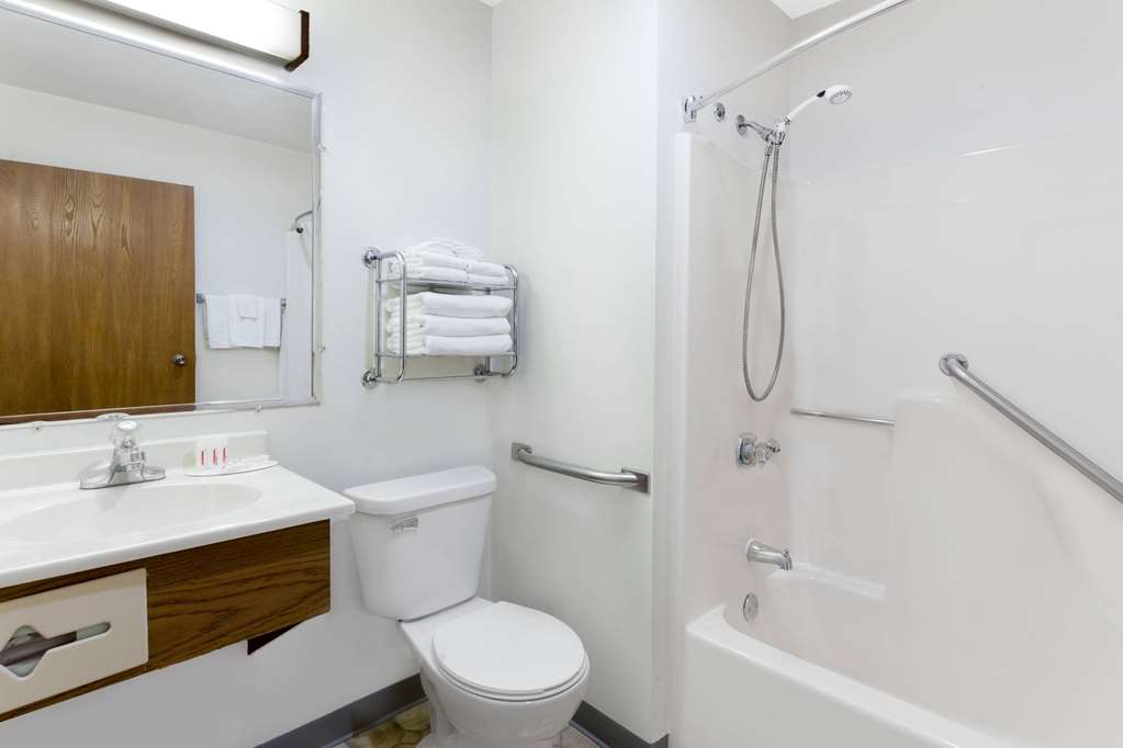 Super 8 by Wyndham Antigo - photo 10