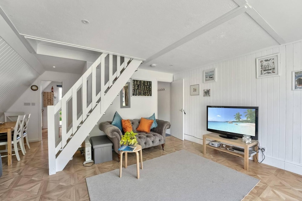The Lookout Sunny Beach Retreat Sleeps 5 Guests in Deal, United Kingdom