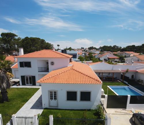 Casa do Mural Sesimbra Lagoa de Albufeira e Aldeia do Meco — 4-Star Luxury Hotel in Sesimbra, Portugal