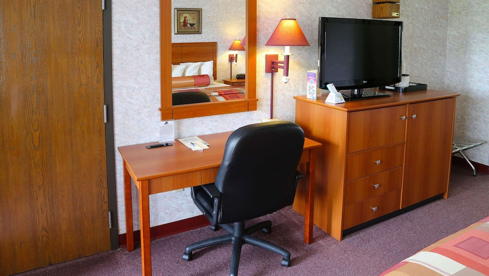 Magnuson Hotel Howell - photo 11