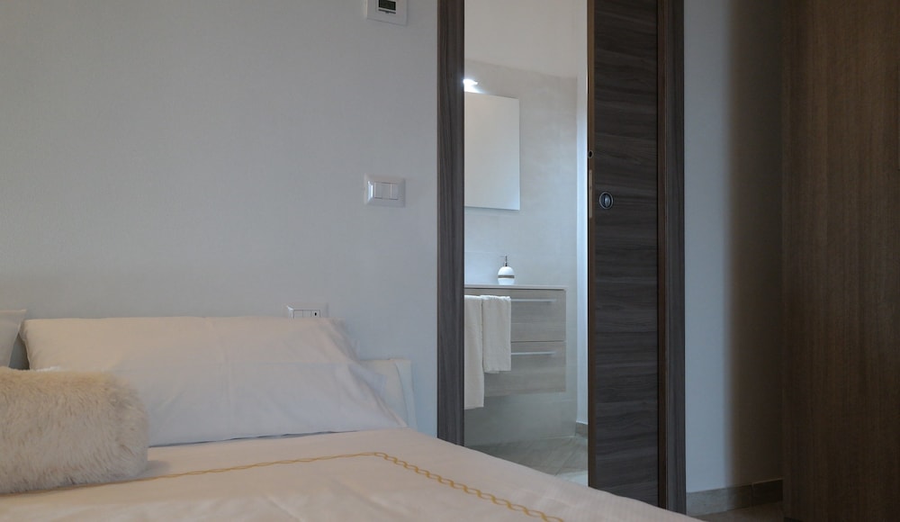 Paradeisos Residence Sas — 4-Star Luxury Hotel in Somma Lombardo, Italy