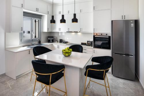 Montrez Santorini 2 Bedroom Apartment — 4-Star Luxury Hotel in Mesaria, Greece