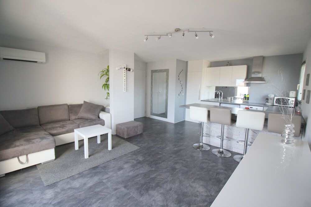 Nice Booking Cagnes sur Mer Terrasse - carbon neutral hotel in Cagnes-Sur-Mer