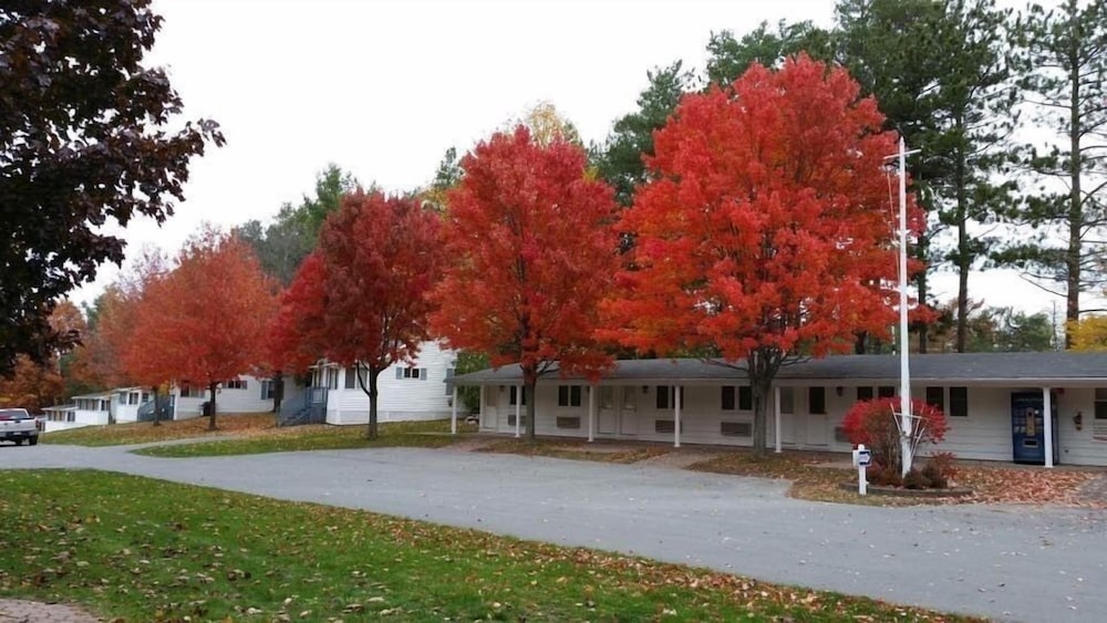 West Winds Motel & Cottages - photo 107