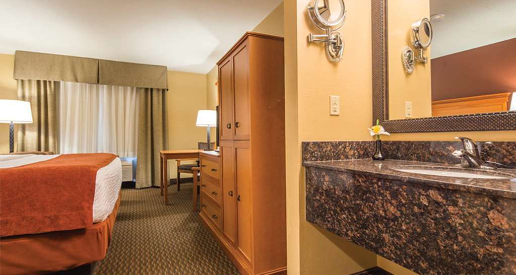 Best Western Plus Deer Park Hotel & Suites - photo 11