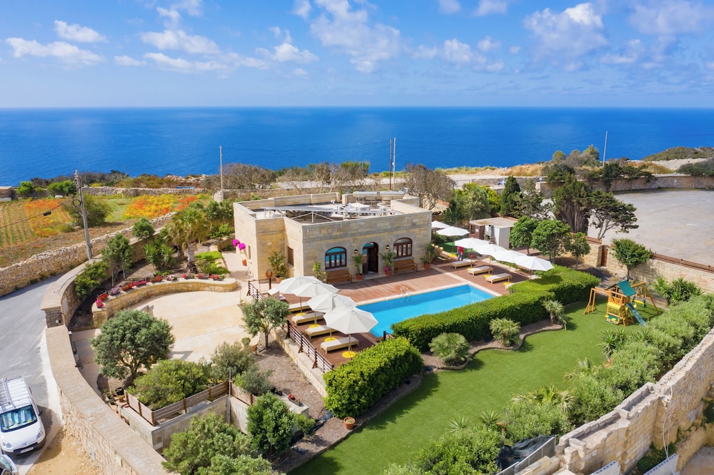 Villa Munqar — 4-Star Luxury Hotel in Zurrieq, Malta
