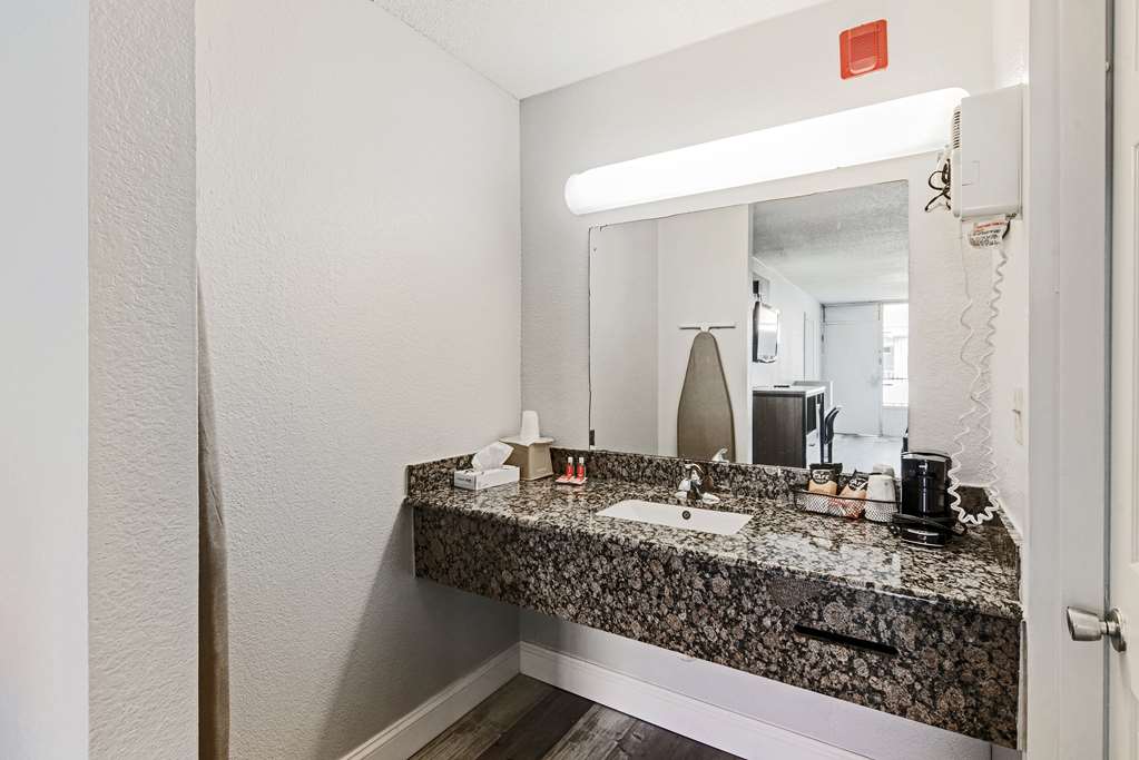 Econo Lodge And Suites Bricktown - photo 26