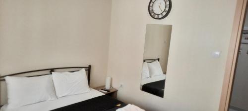 Livia's Room To Ampelokipi Metro Airport Line — 4-Star Luxury Hotel in Athens, Greece