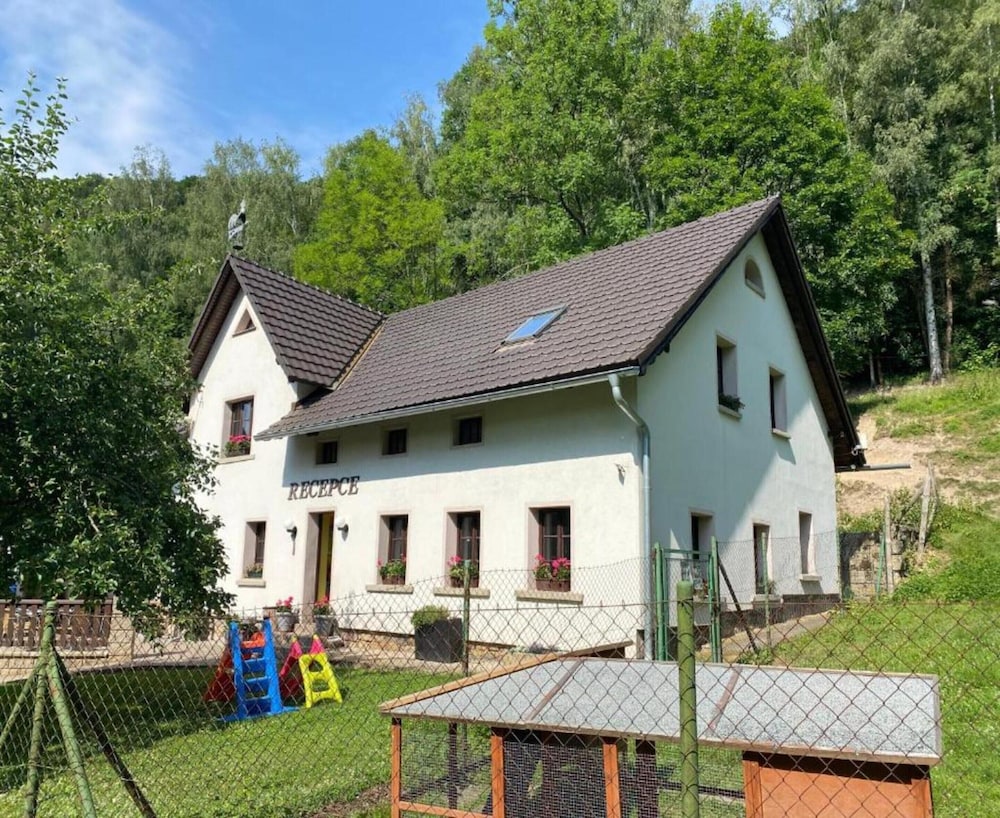 Serene Mansion With Pool - last minute hotel in Unknown City