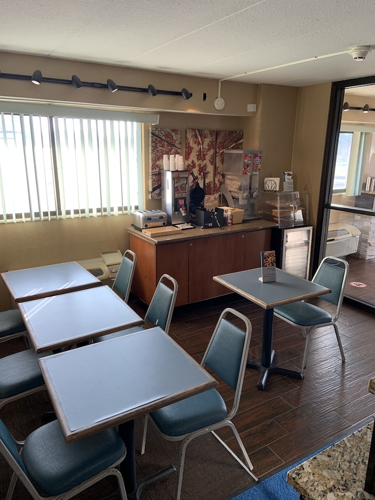 Travelodge by Wyndham Holland Toledo - photo 14