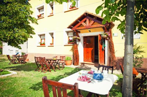 Apartamentos El Pajar del Abuelo — 4-Star Luxury Hotel in Peralejos De Las Truchas, Spain