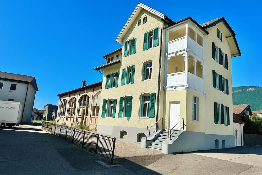 Business Apartments Niederbipp Zimmerzuvermieten — 4-Star Luxury Hotel in Niederbipp, Switzerland