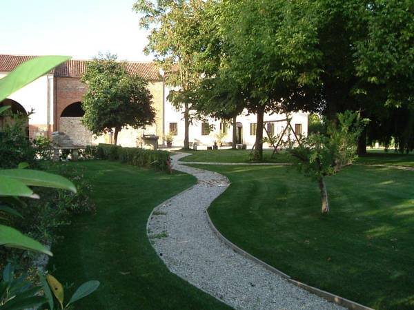 Agriturismo La Sophora — 4-Star Luxury Hotel in Montegaldella, Italy