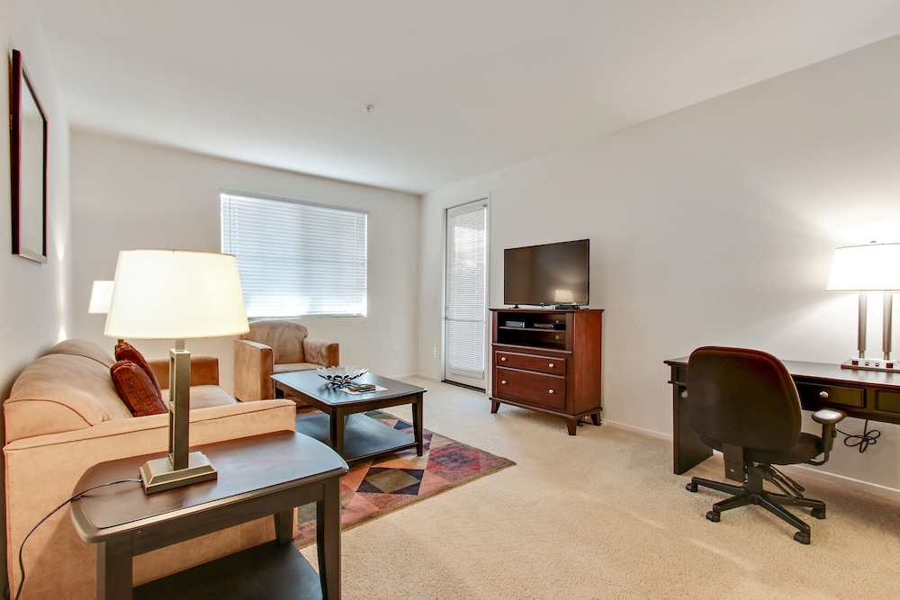 Global Luxury Suites at The Village - photo 26