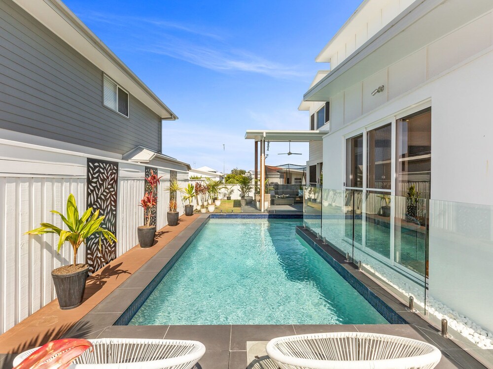 Sunrise Mansion with Pool — 4-Star Luxury Hotel in Kingscliff, Australia